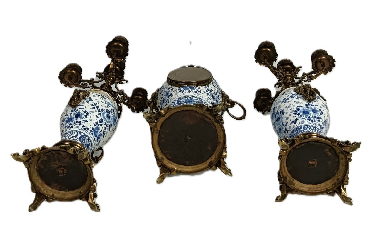 photo vinterior Garniture Set Of 3 Mantle Pieces Clock Two Candelabras Porcelain Delft Blue Whit