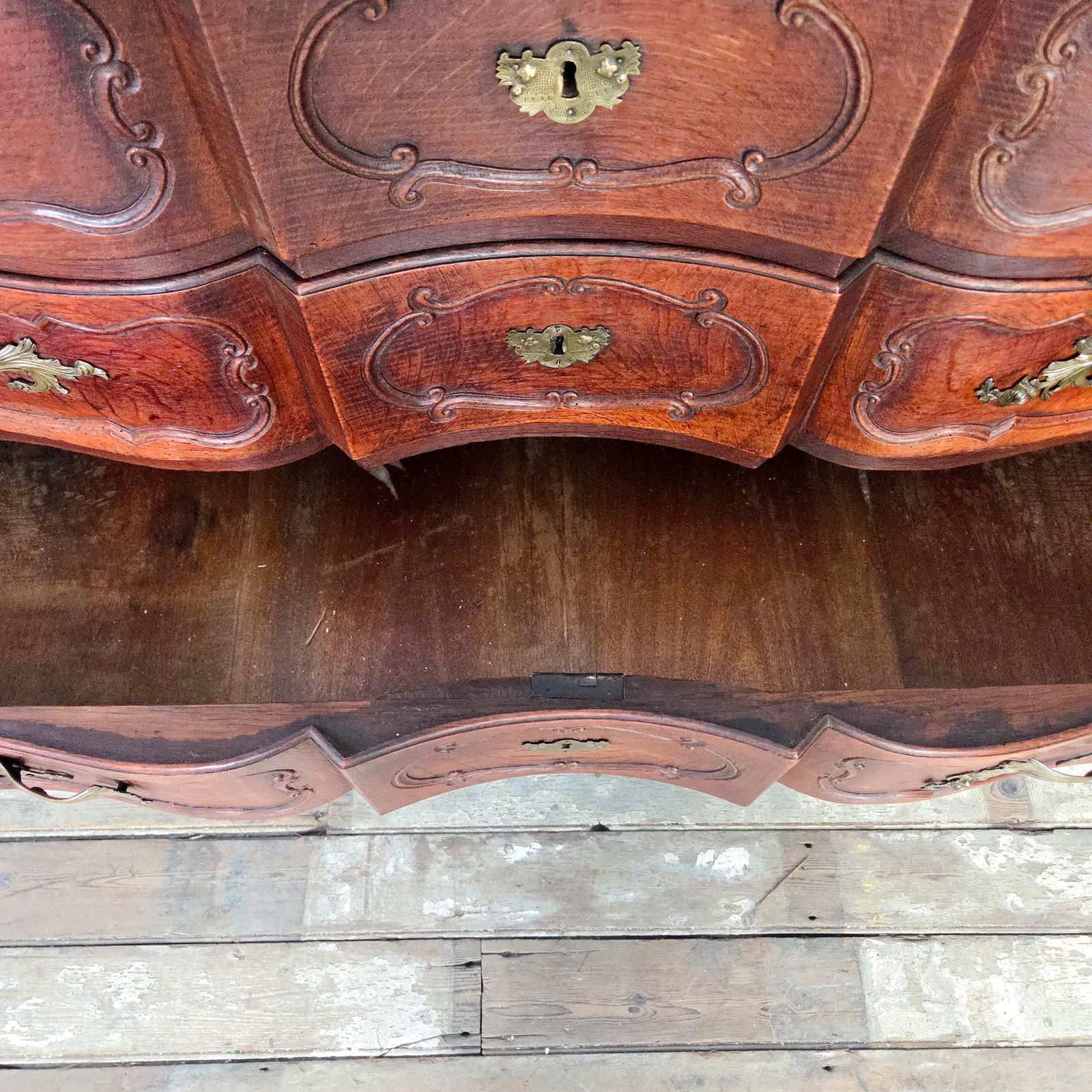 Antqieu French Serptentine Chest Of Drawers photo vintage