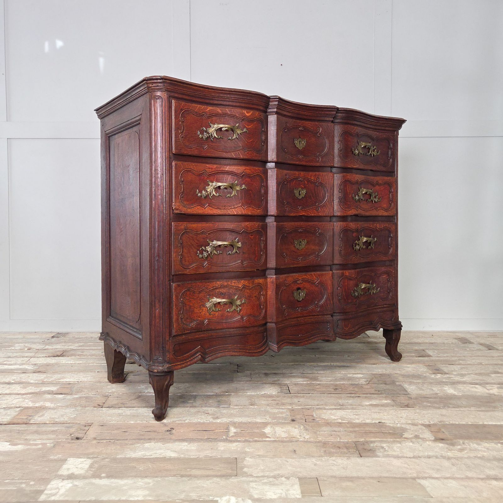 photo vintage Antqieu French Serptentine Chest Of Drawers