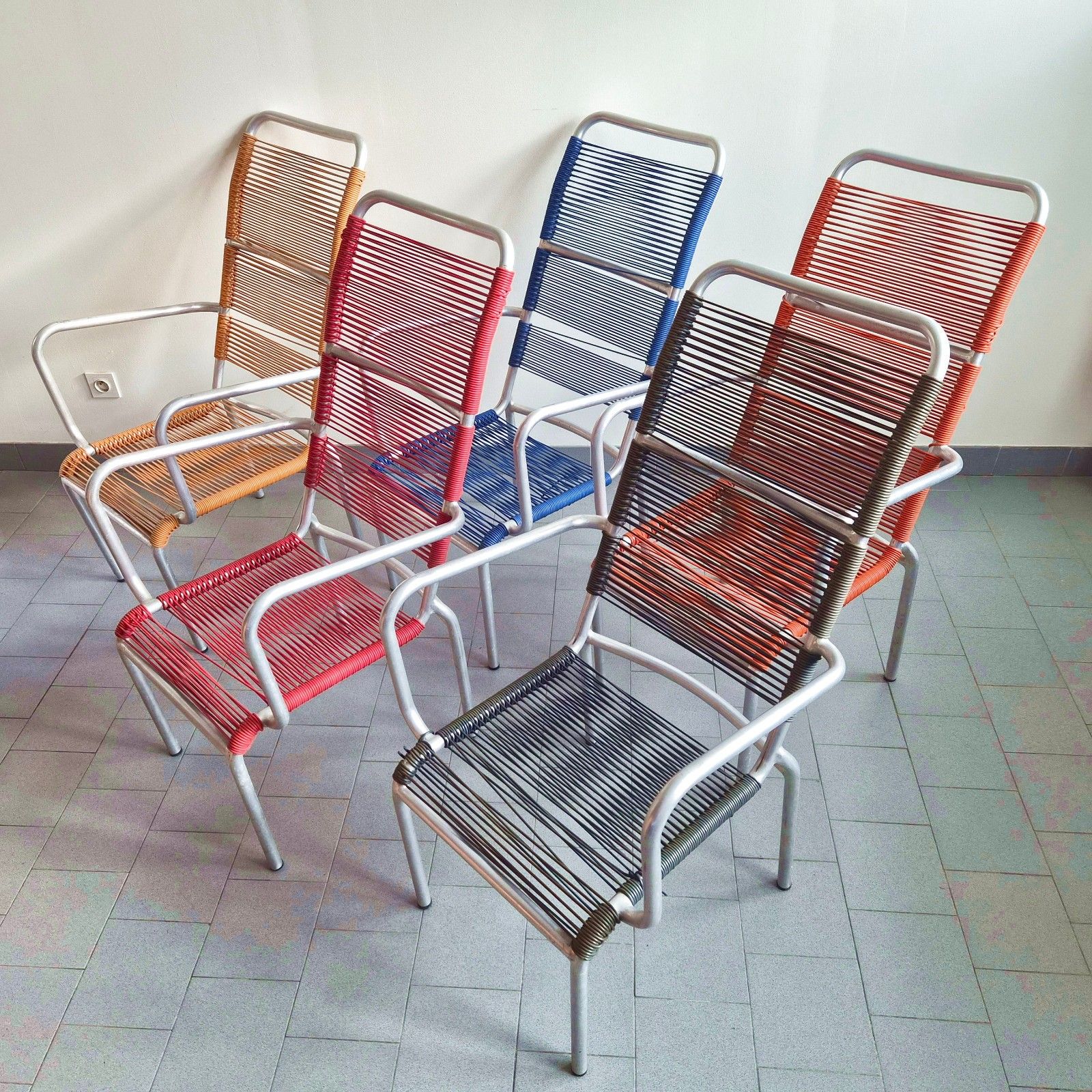photo vintage Vintage 1950s Scoubidou Aluminium & Plastic Wire 50s Suite Of 5 Armchairs
