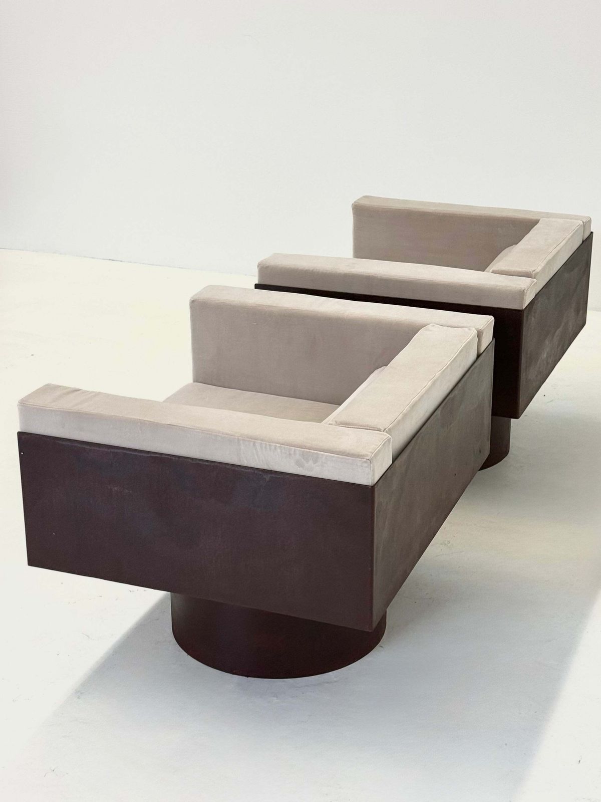 photo furniture Sculptural Italian Metal Lounge Chair