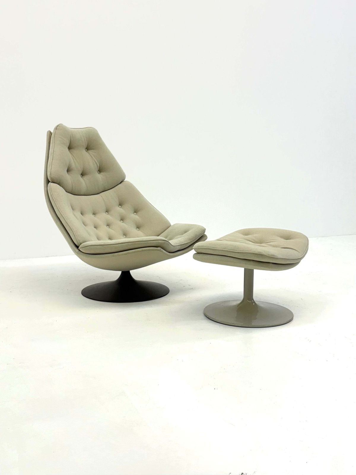 Artifort F588 Lounge Chair With Ottoman By Geoffrey Harcourt