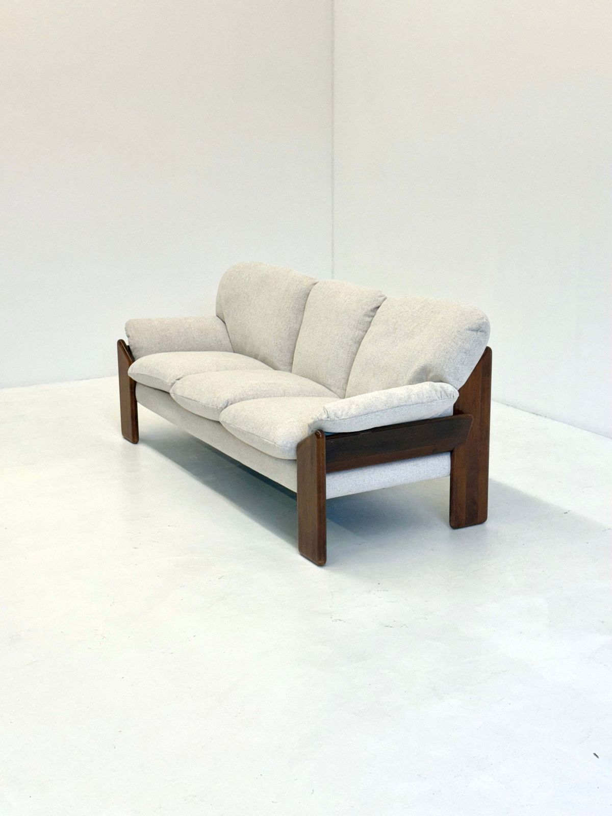 Furniture Crème Sapporo Bank Van Mario Marenco Voor Mobil Girgi photo