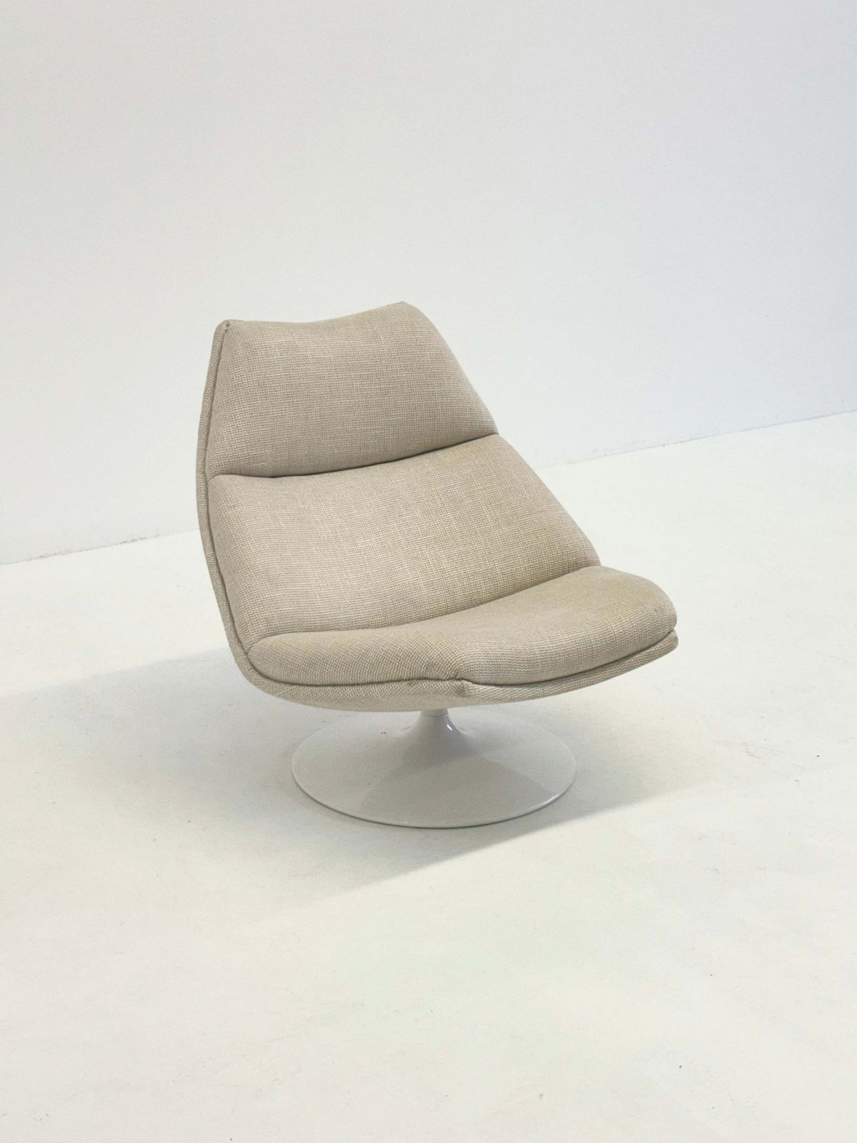 Artifort F511 Armchair In Cream photo furniture