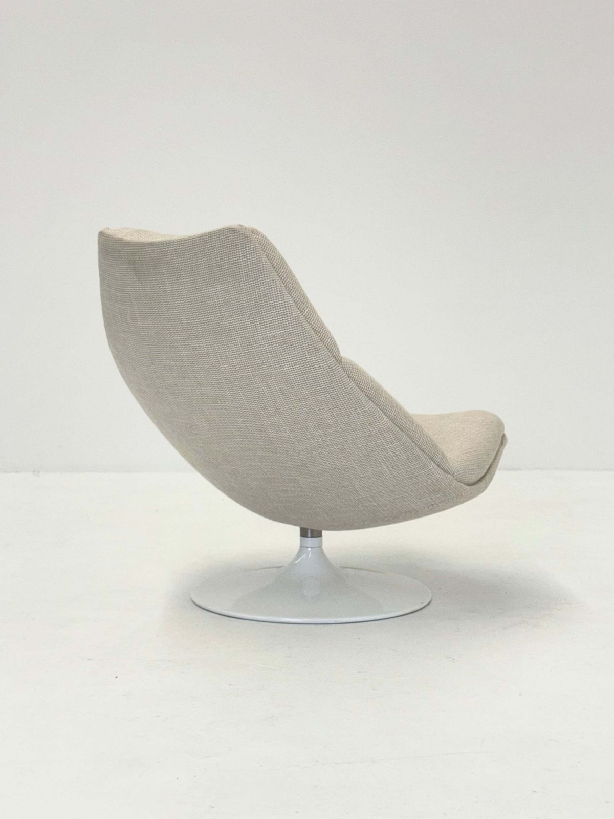 Artifort F511 Armchair In Cream photo Furniture