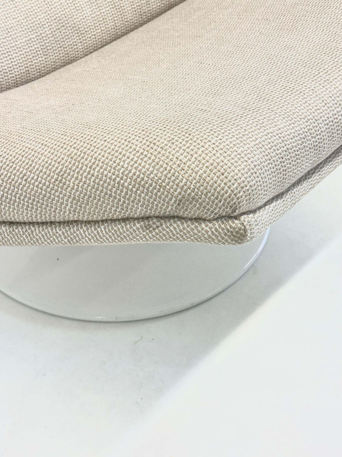Artifort F511 Armchair In Cream photo vinterior