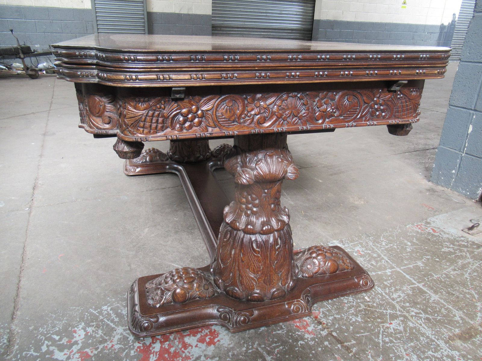 1050.0 Large  Extending  Oak Dining Table  To Seat 8/10 photo