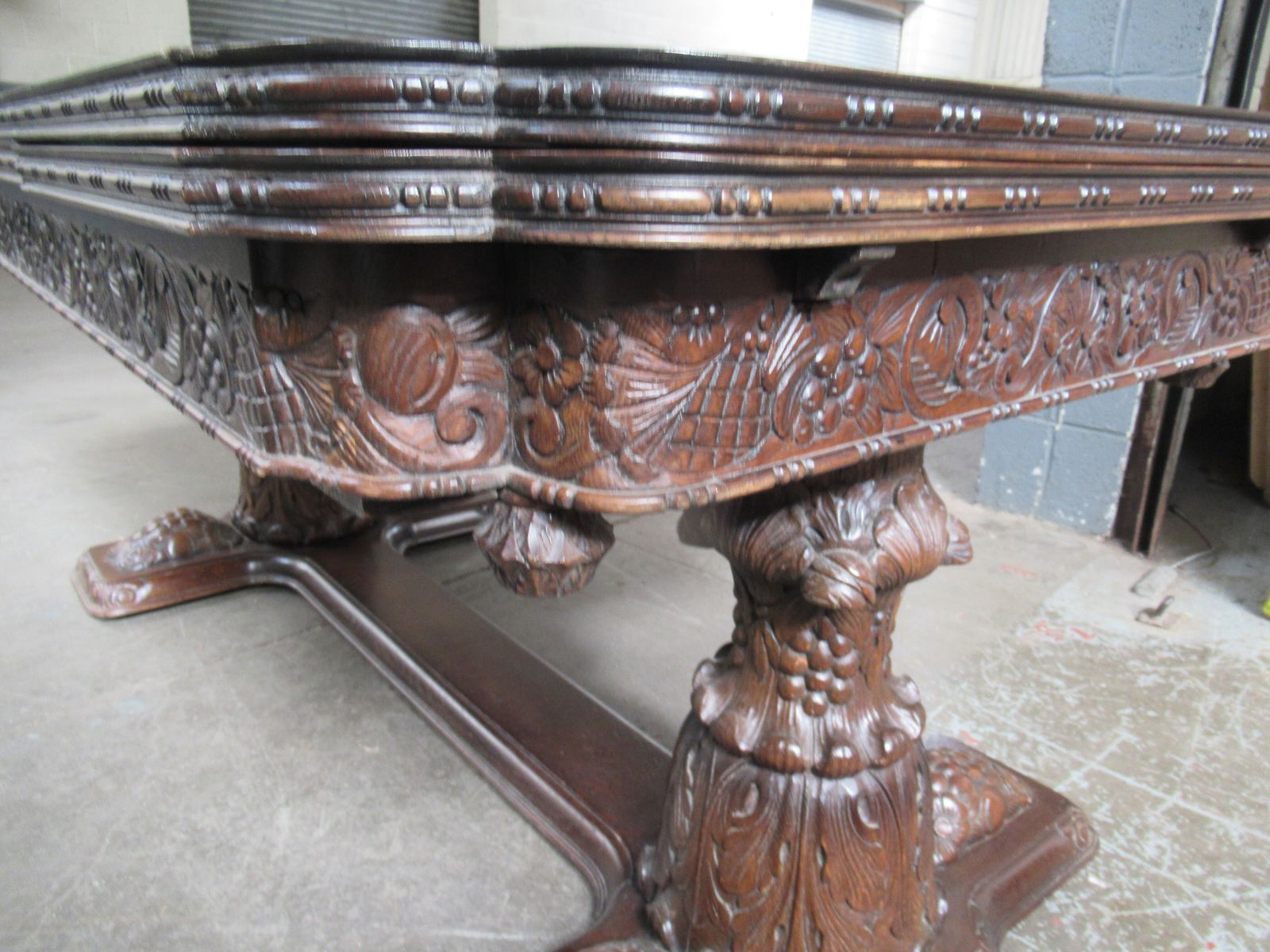 photo buy Large  Extending  Oak Dining Table  To Seat 8/10