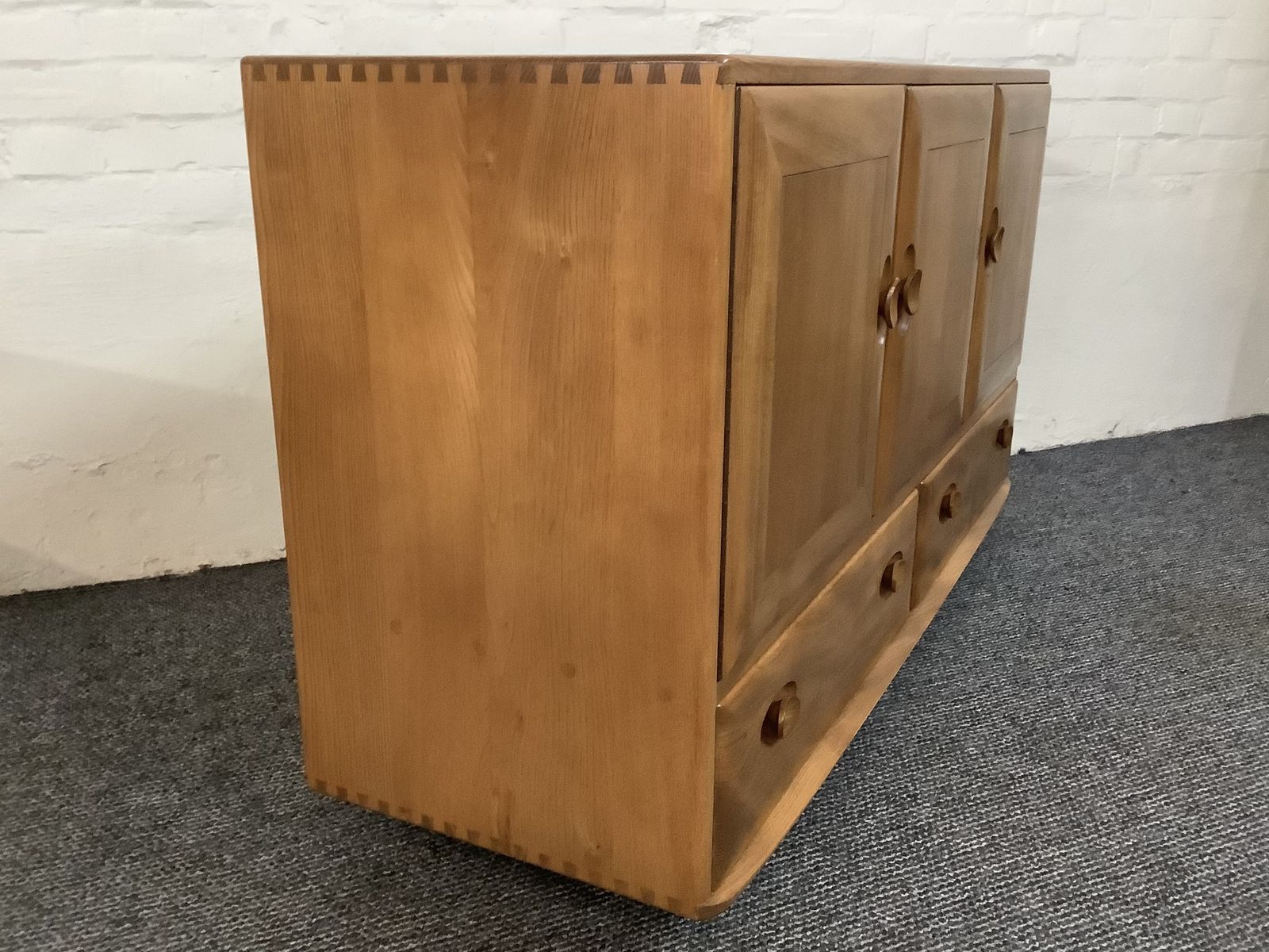Ercol Windsor 468 Sideboard In Excellent Original Condition. photo vinterior