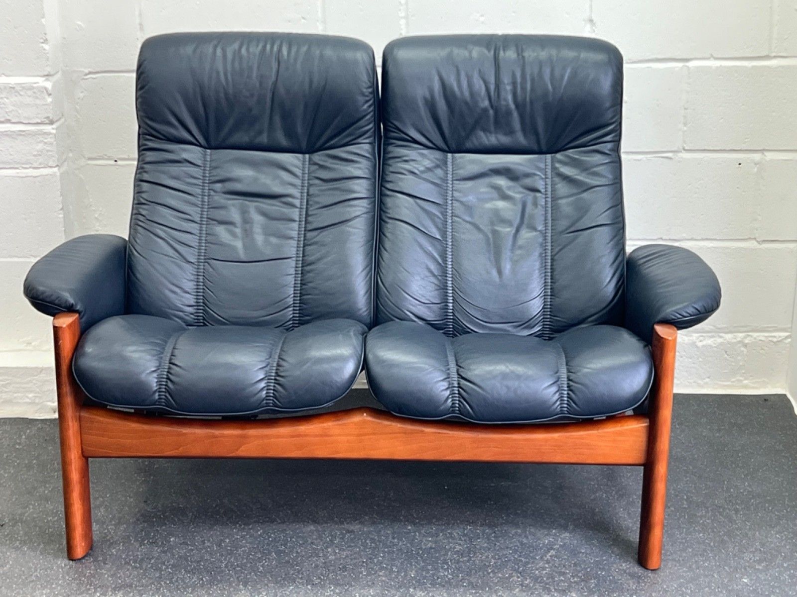 photo vintage Vintage Ekornes Leather And Teak Montana Stressless Sofa Retro (Delivery Availab