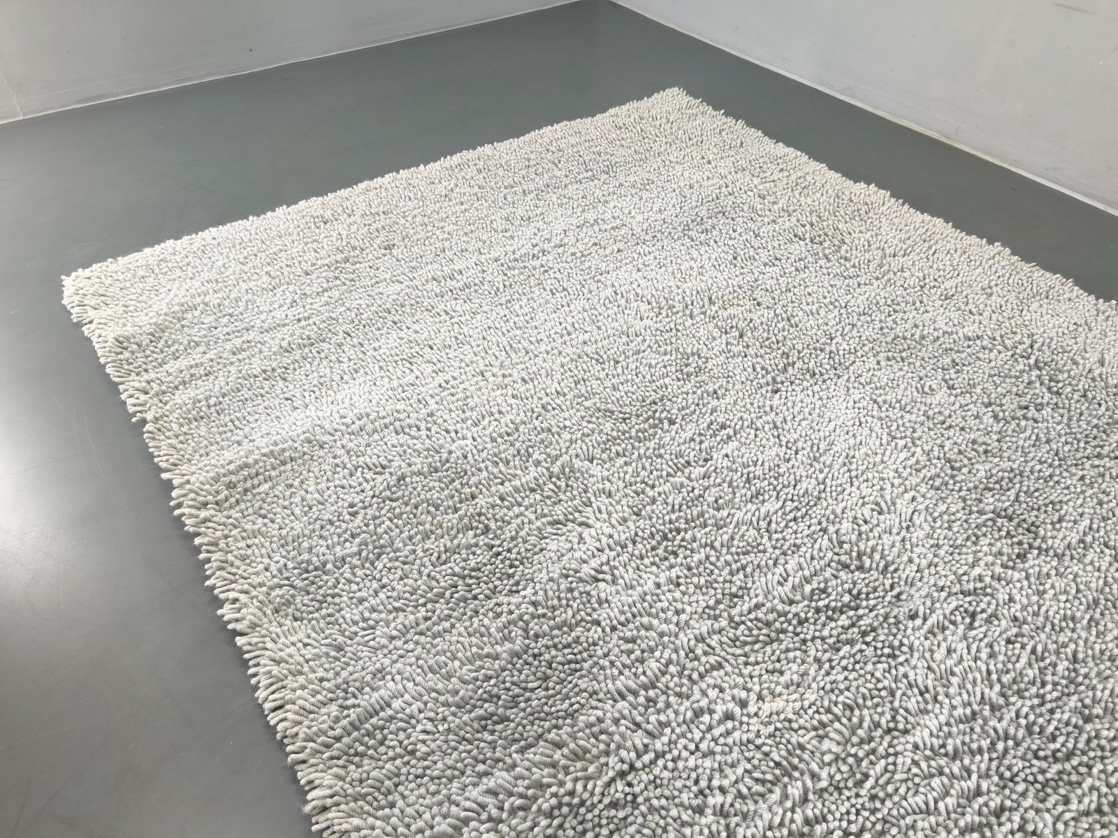 Danish Wool Shag Rug By C. Olesen, Light Grey, 1990s photo vinterior