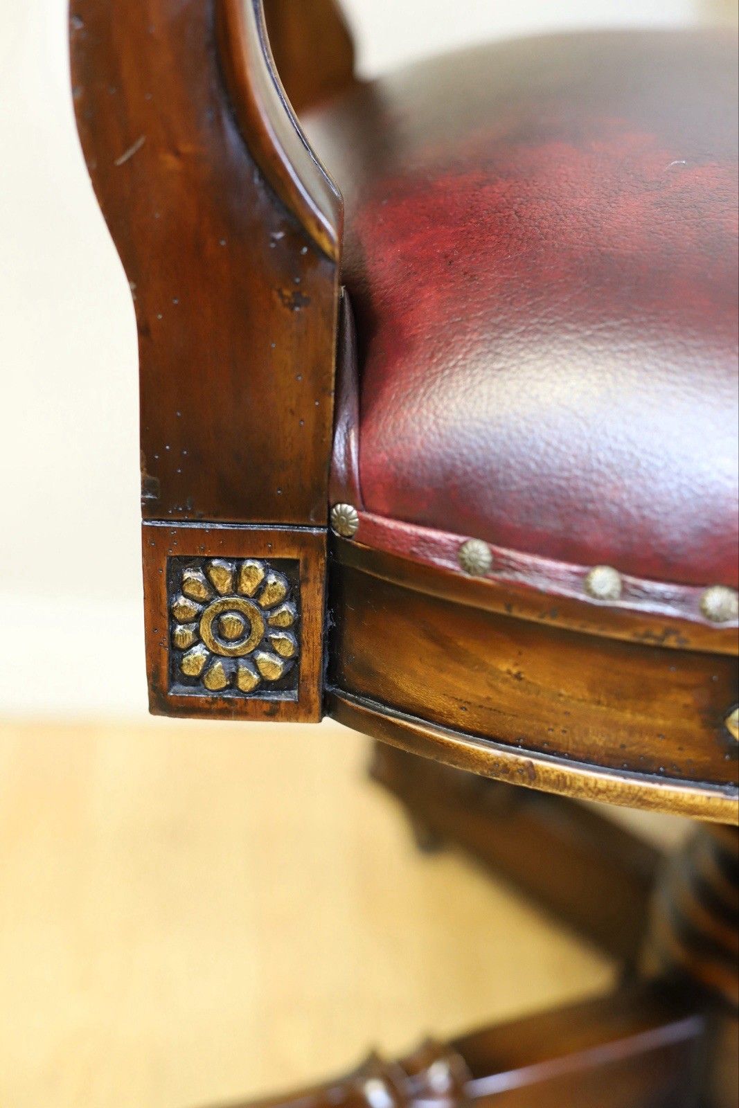 photo vintage Stunning Victorian Empire Style Gilt Carved Wood Executive Swivel Chair