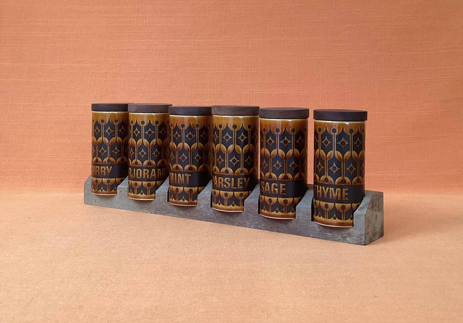 1970s Hornsea Heirloom Spice Rack With 6 Tall Labelled Spice Jars In Autumn Brown photo furniture
