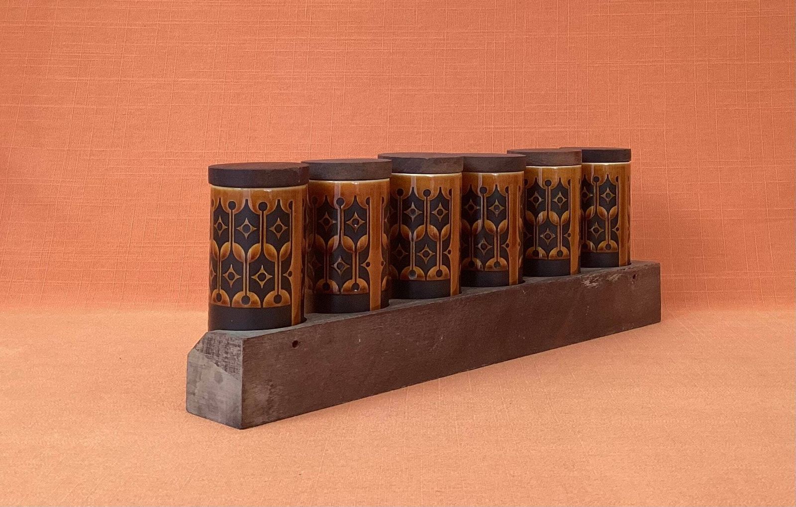 1970s Hornsea Heirloom Spice Rack With 6 Tall Labelled Spice Jars In Autumn Brown photo for sale