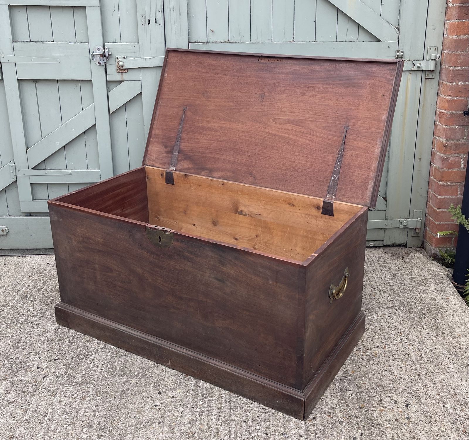 A George III Trunk, 1700s, Mahogany photo vinterior