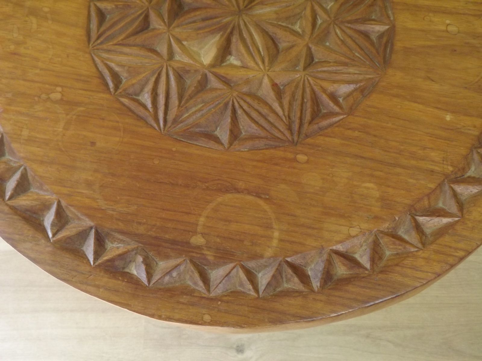 photo for sale Table d'appoint en bois dur africain sculpté, plateau géométrique et pieds entrelacés