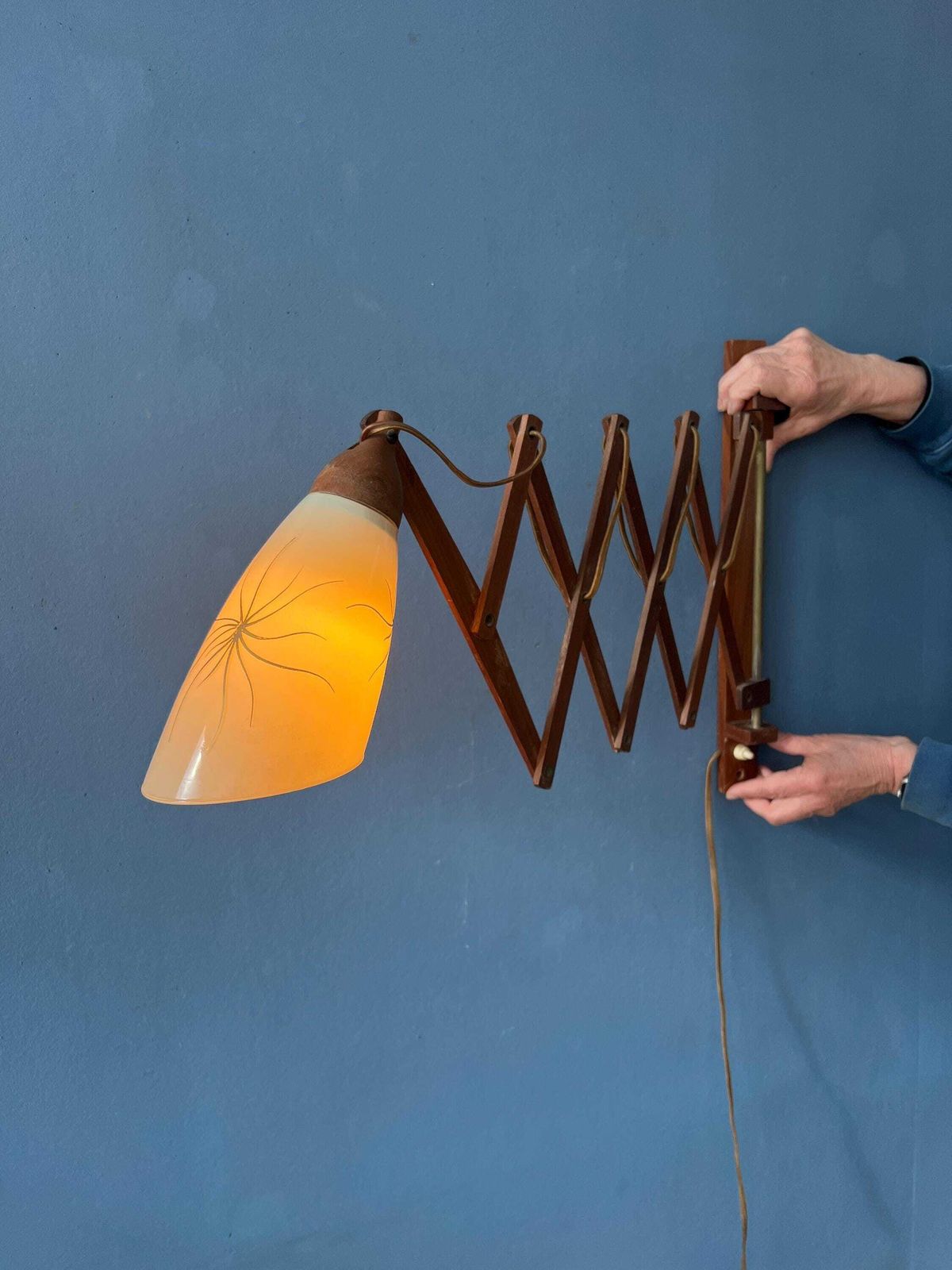 Mid Century Teakhouten Deense Wandlamp Met Glazen Kap