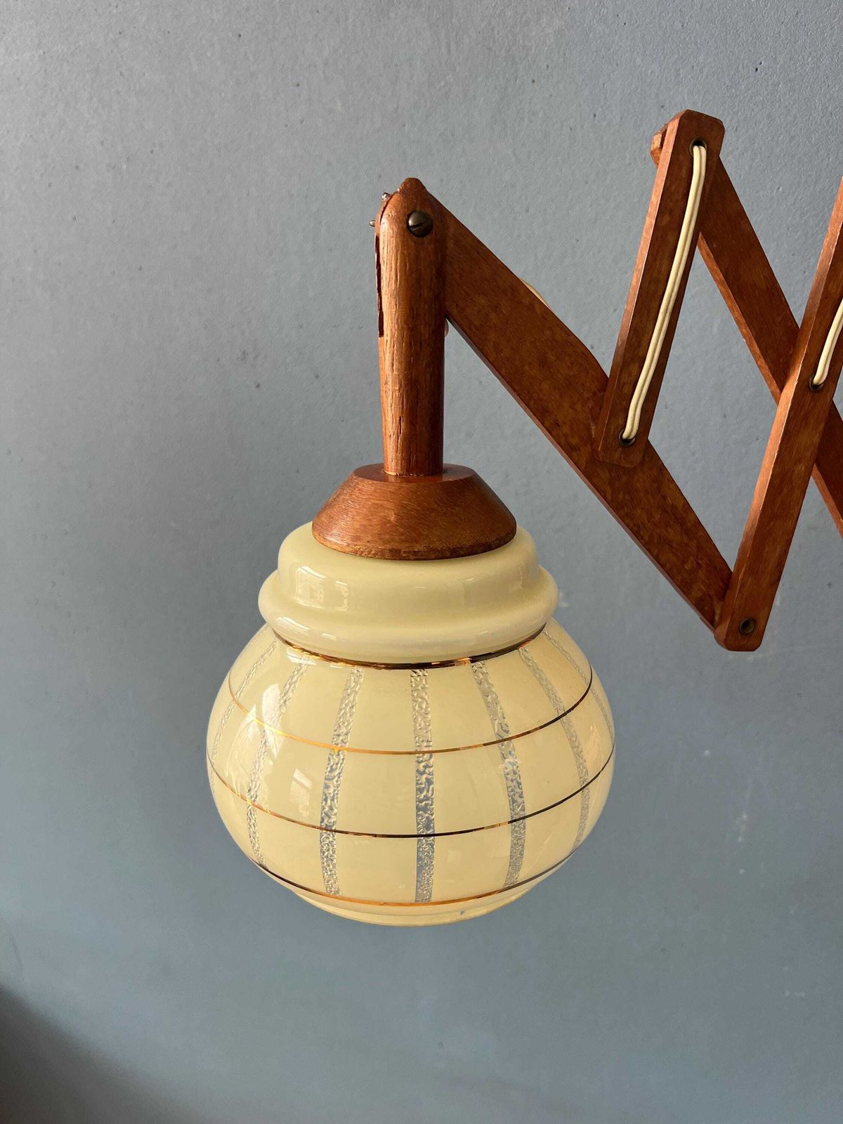 photo furniture Vintage Teakhouten Schaarlamp Met Glazen Kap