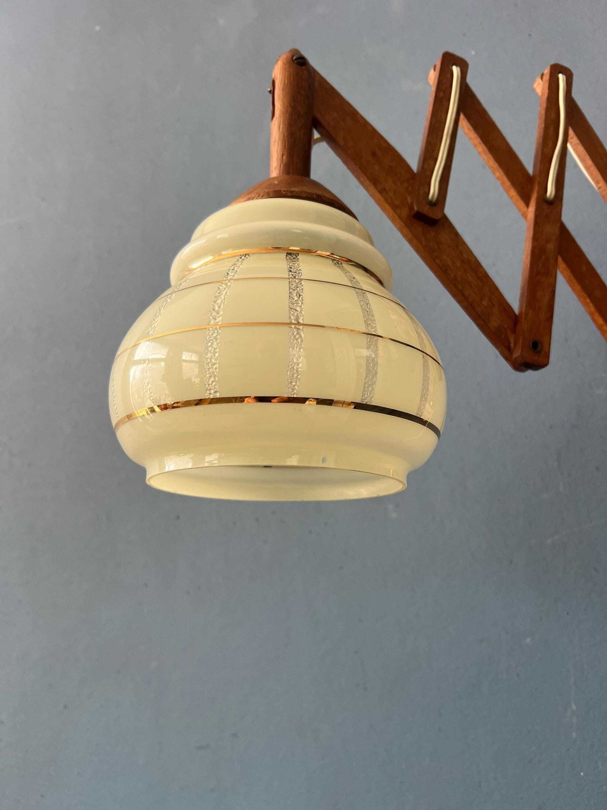 photo for sale Vintage Teakhouten Schaarlamp Met Glazen Kap