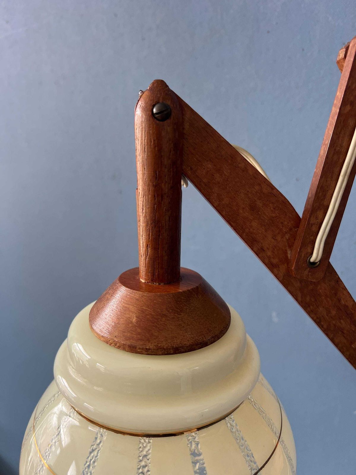 267.0 Vintage Teakhouten Schaarlamp Met Glazen Kap photo