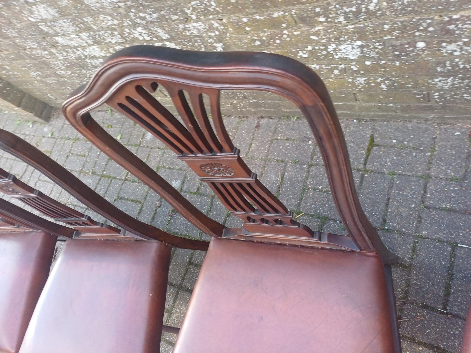photo vintage Set Of Four Vintage 1920s Mahogany Dining Chairs With Carved Backs And Brown Vinyl Seat