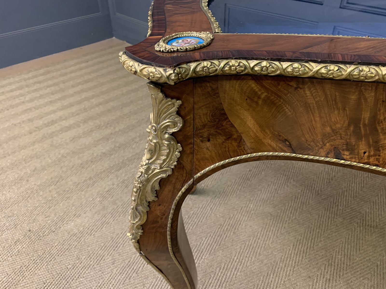 photo buy Fine 19th Century Bijouterie Table