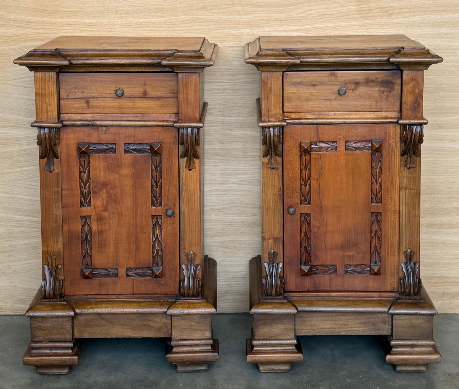 Tables de chevet provinciales françaises en noyer sculpté, tiroir et porte, 1920, lot de 2 photo furniture