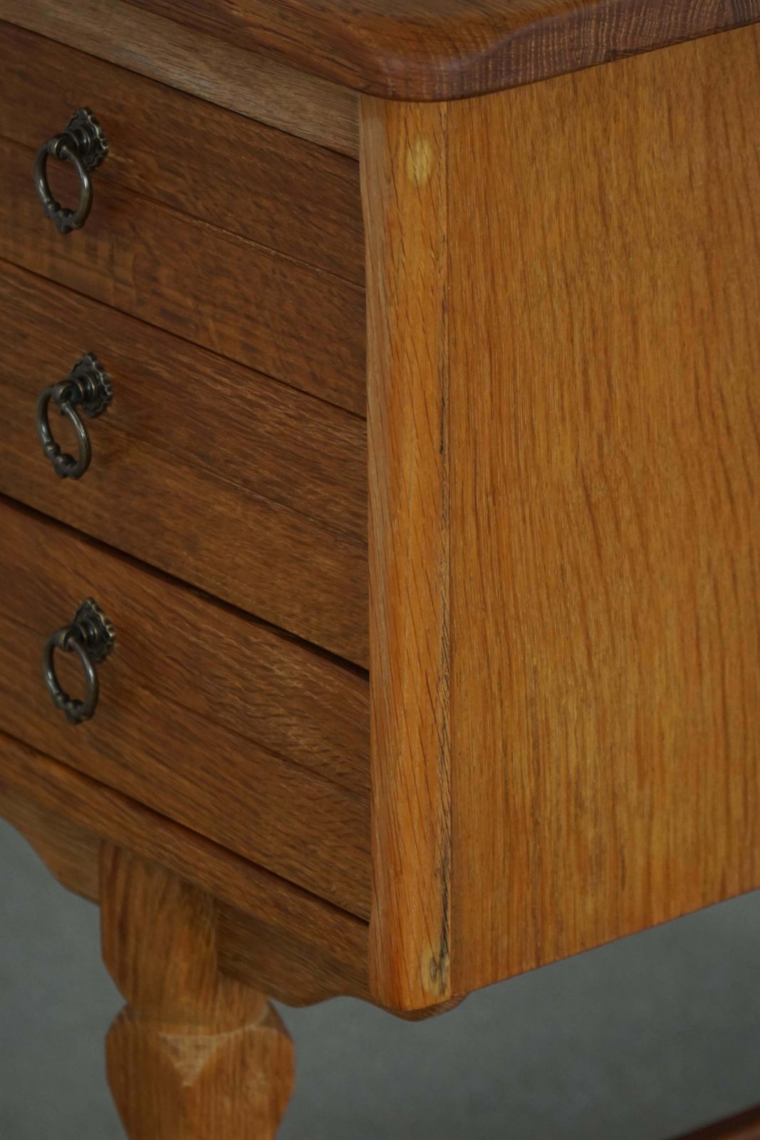 photo vintage Freestanding Desk In Oak By Henning Kjærnulf, Danish Mid Century Modern, 1950s
