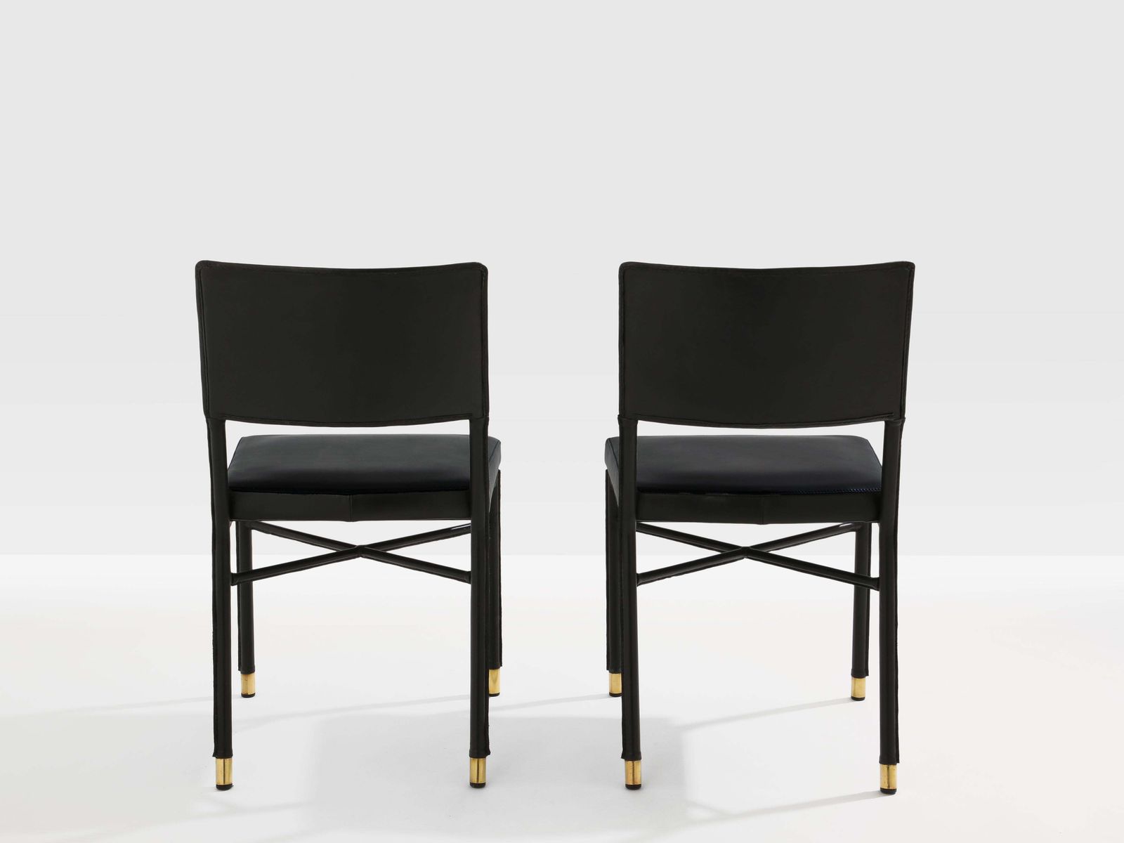 Paire de chaises Jacques Quinet en cuir sellier et laiton, 1950 photo Mobilier