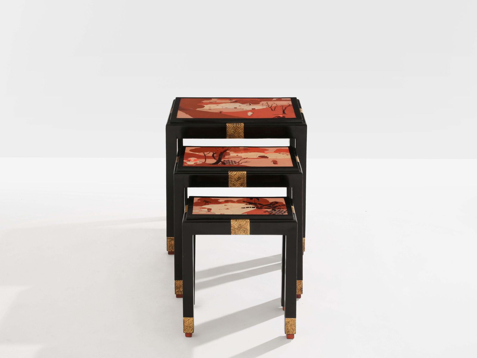 Série de trois tables gigognes, décor asiatique, bois ébonisé et doré, années 1920 photo furniture
