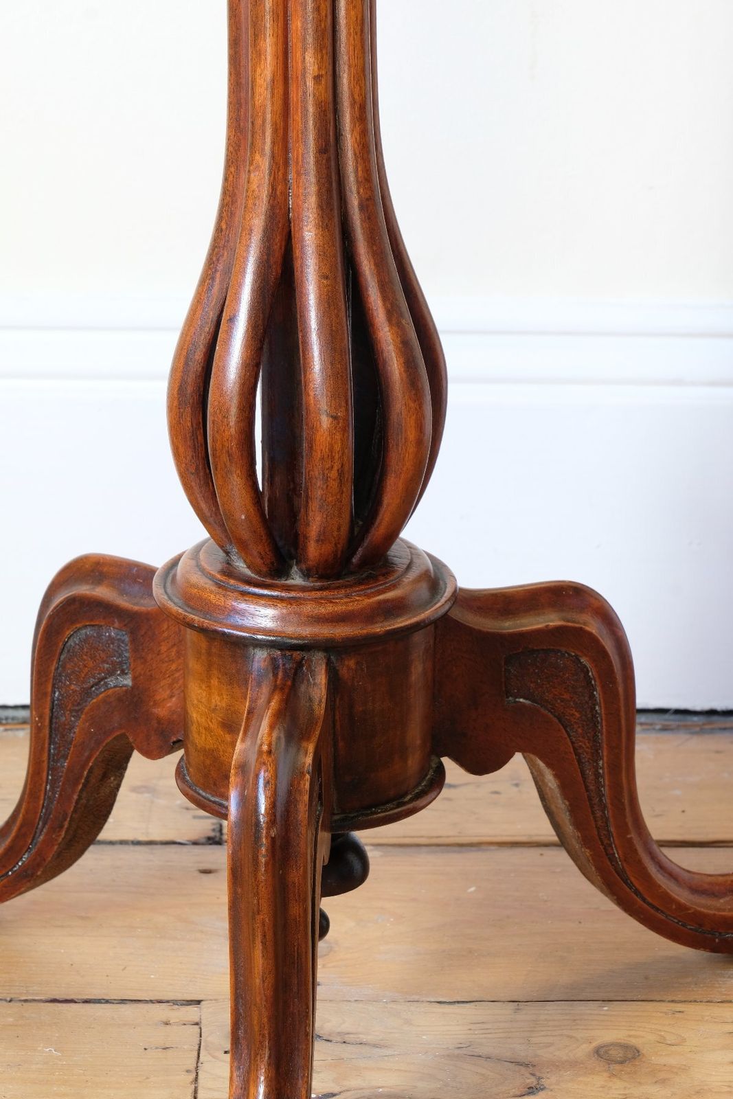 Late Victorian Mahogany Oval Tilt Top Tripod Table photo 750.0