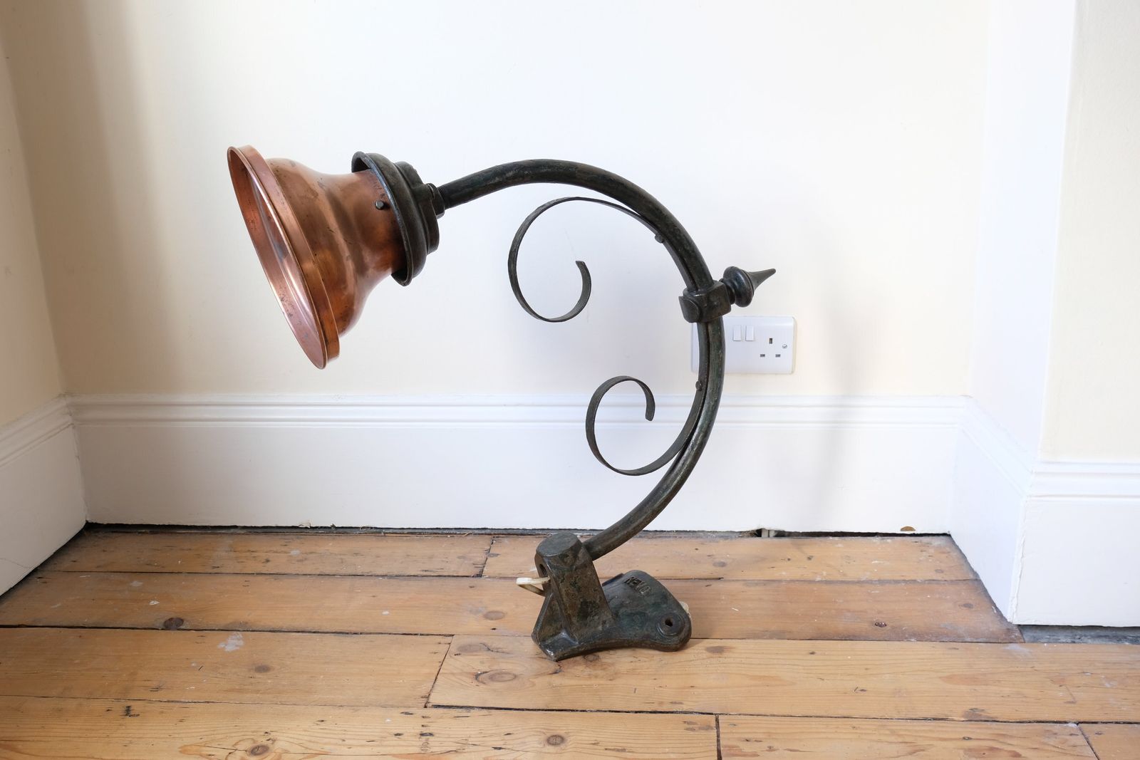 photo vintage 1930s Revo Of Tipton Cast Iron & Copper Swan Neck Street Lamp