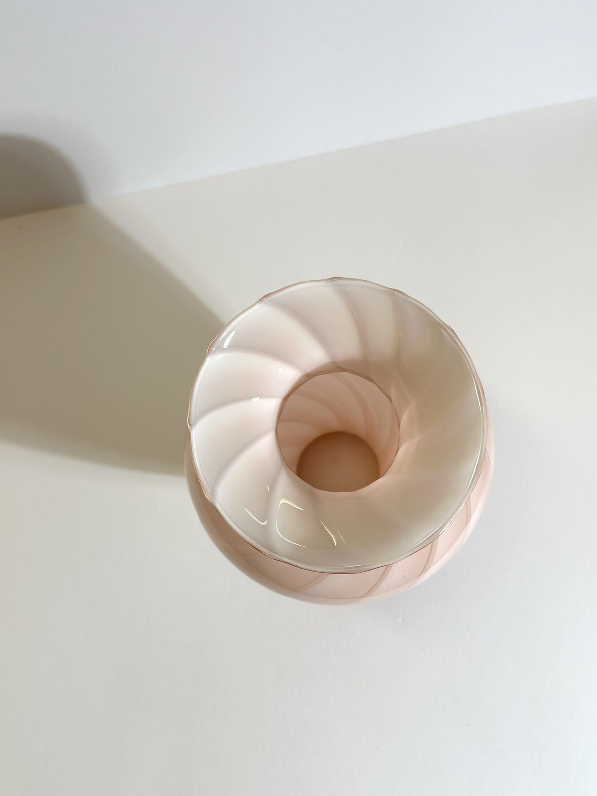 Murano Blush Pink Glass Vase, Cased Optic Swirl Urn On Pedestal, 1970s Italy photo vinterior