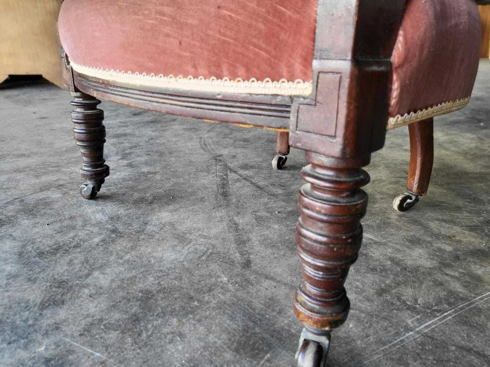 photo furniture Antique Upholstered Bedroom Tub Arm Chair Legs Castors