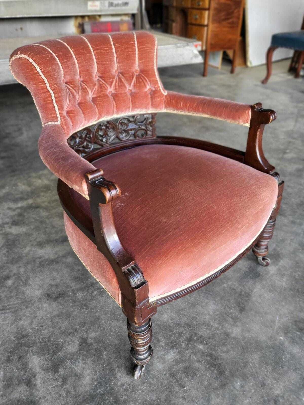 photo vinterior Antique Upholstered Bedroom Tub Arm Chair Legs Castors