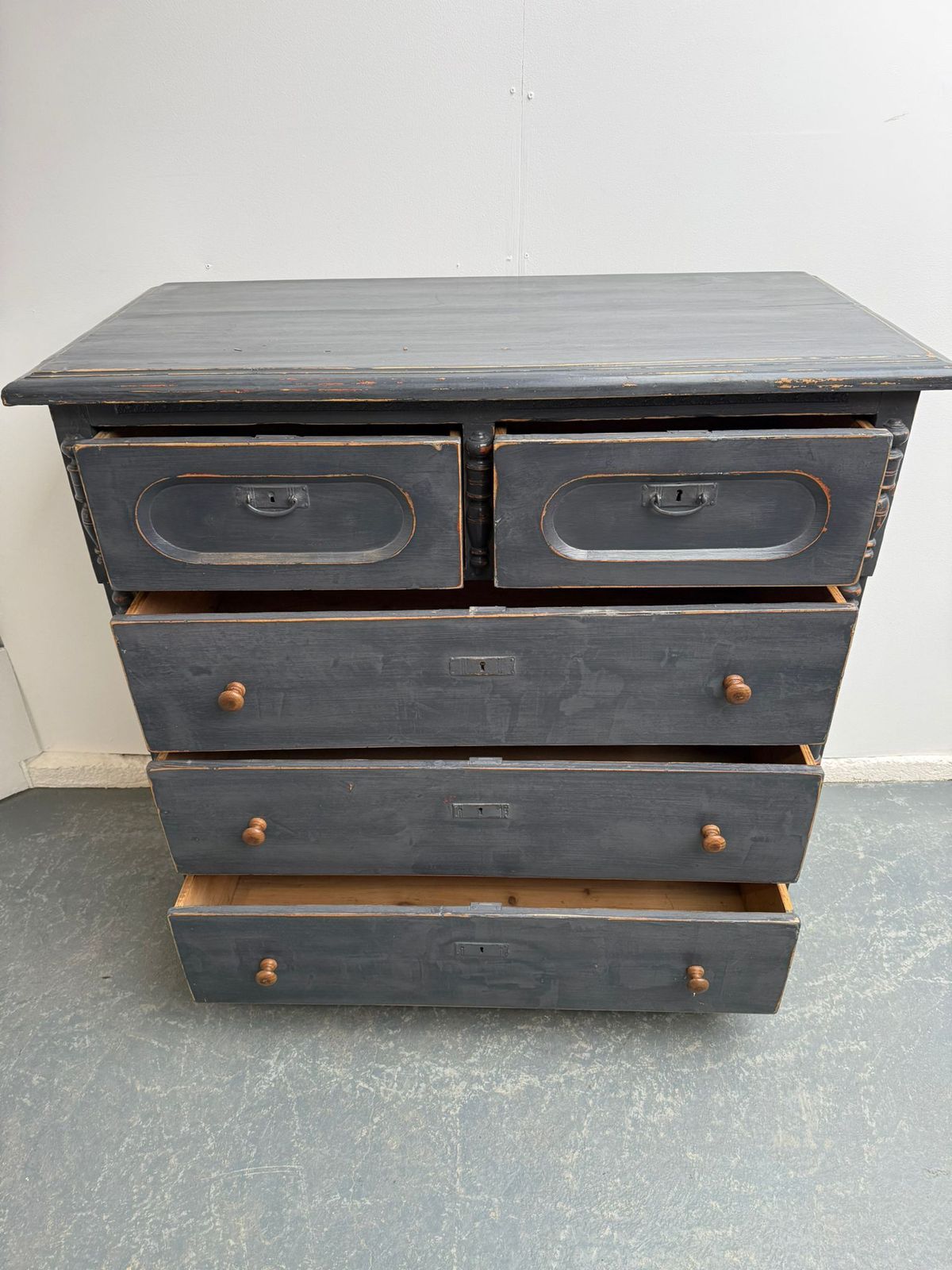 photo furniture A Huge Pine Victorian Painted Light Grey 5 Drawer Chest Of Drawers