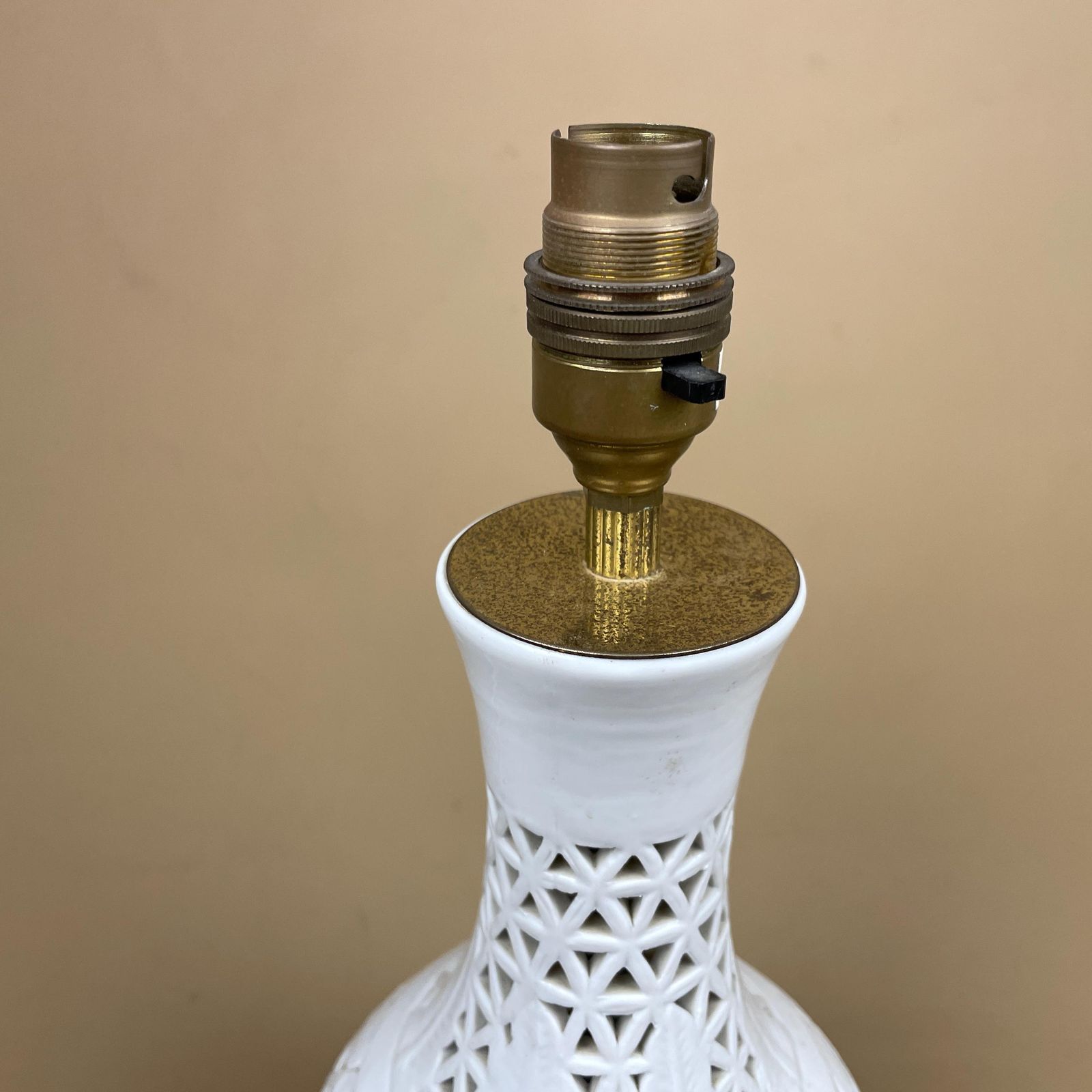 Oriental Ceramic Blanc De Chine Lamp Table Light Antique Cut Out Reticulated Vintage Patterned Bedside Ginger Gar Vase Pottery Pattern Wood photo 149.0