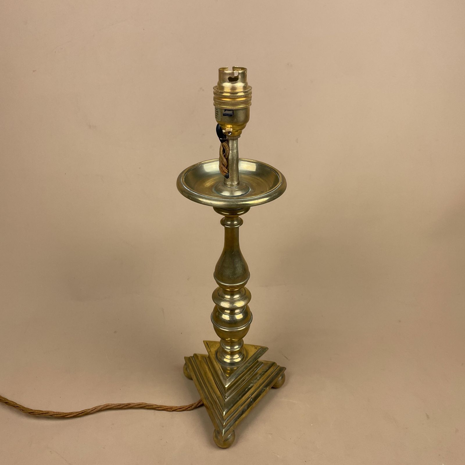 Brass Table Lamp Light Bedside Side Desk Column Ornate Detail Triangle Base Vintage Detail Antique Metal Gold Triangular photo vinterior