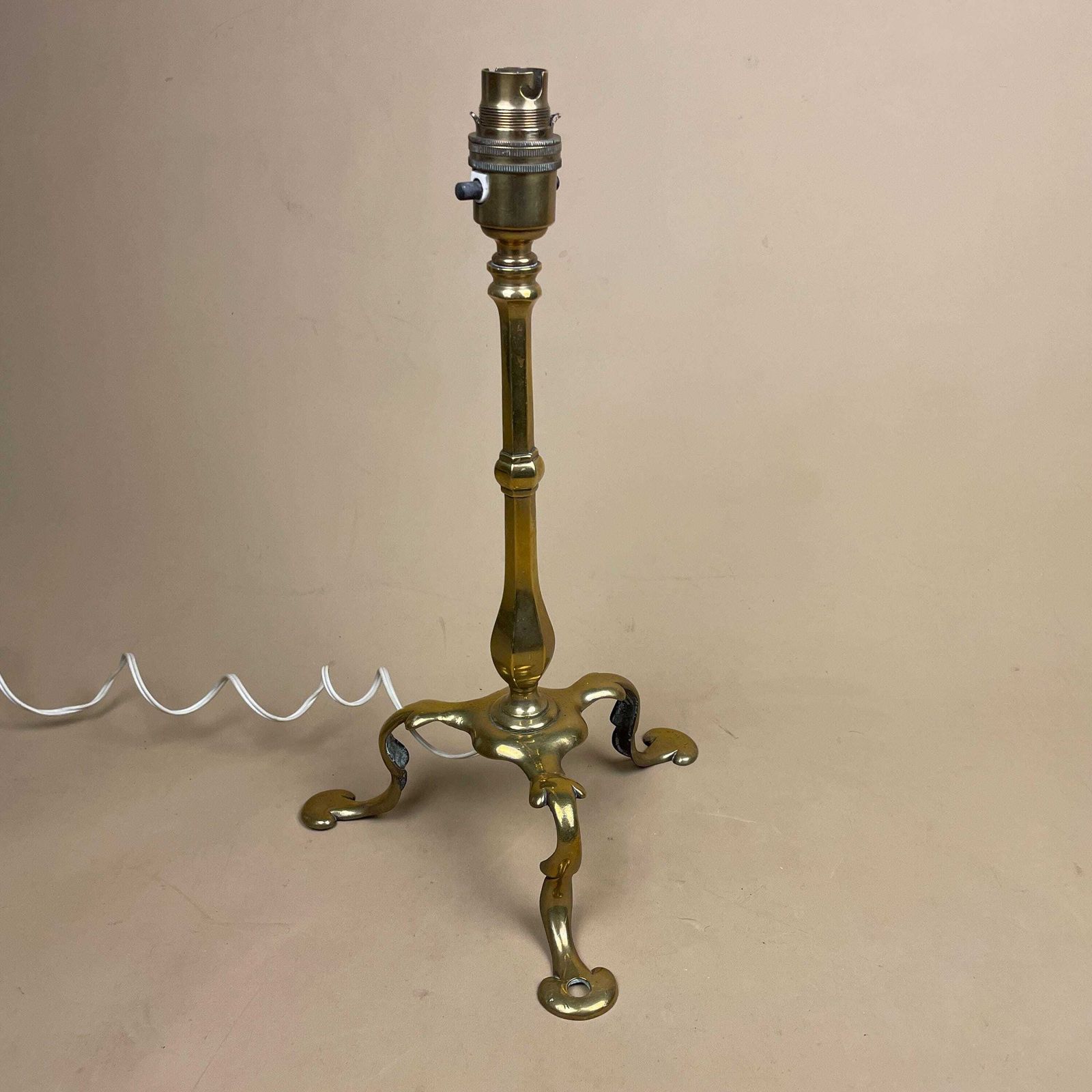 Pullman Brass Table Lamp Tripod 3 Feet Base Antique Metal Gold Light Brass Bedside Side Arts & Crafts Triangle Base Vintage Stamped Telac