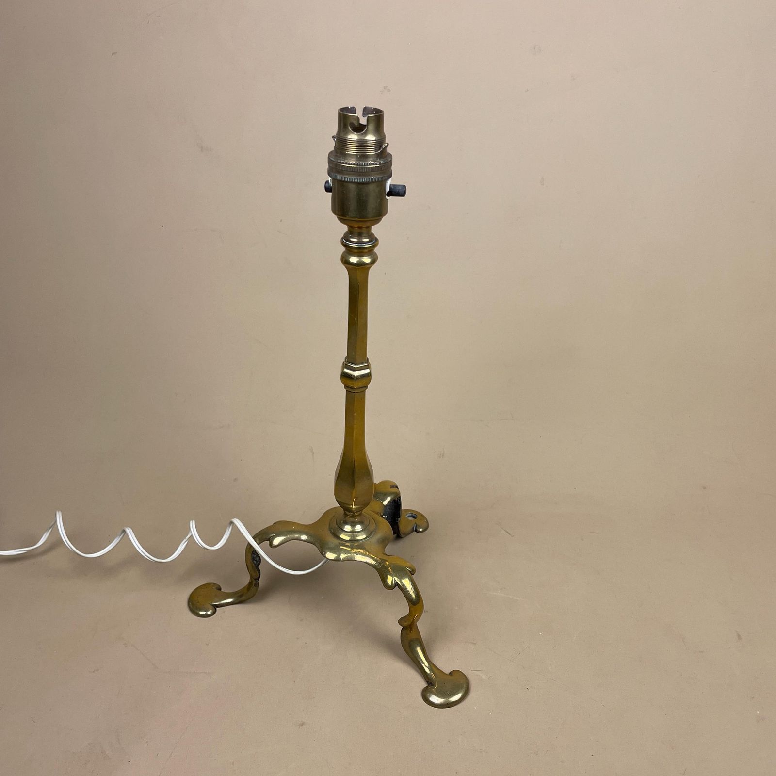 Pullman Brass Table Lamp Tripod 3 Feet Base Antique Metal Gold Light Brass Bedside Side Arts & Crafts Triangle Base Vintage Stamped Telac photo vintage