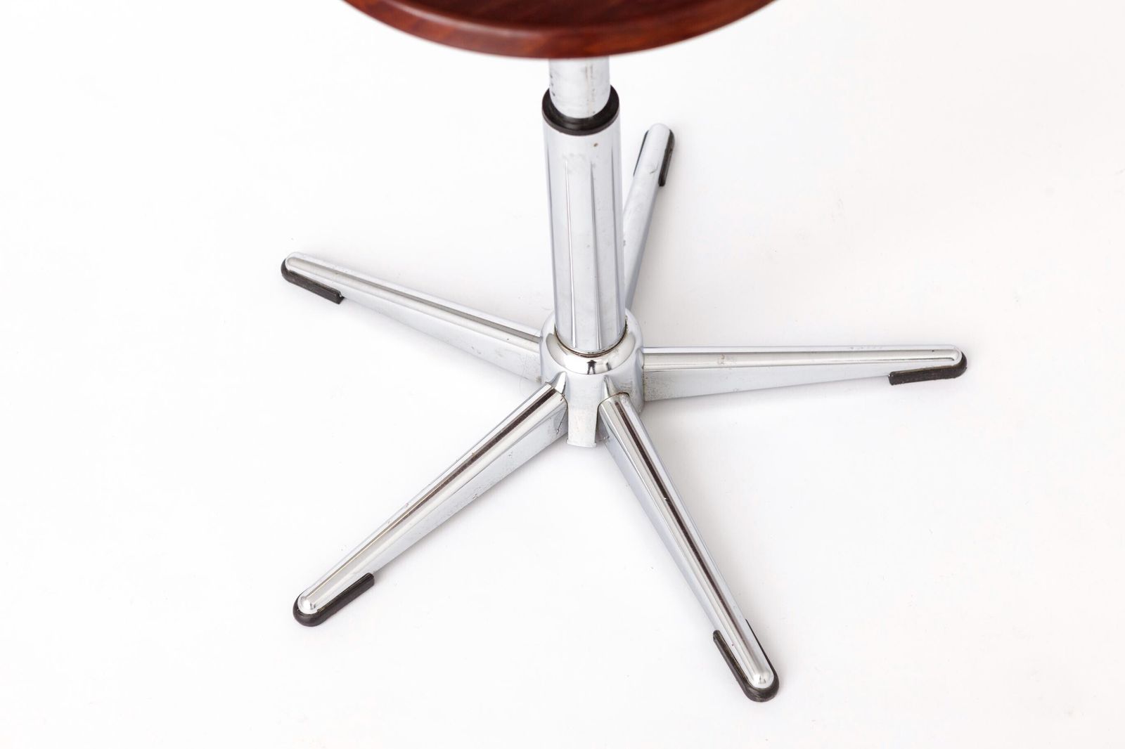 photo vinterior Set Of 4 Vintage Industrial Stools 1970s, Chrome Adjustable Stools With Pagwood Seats, Mid Century Stools