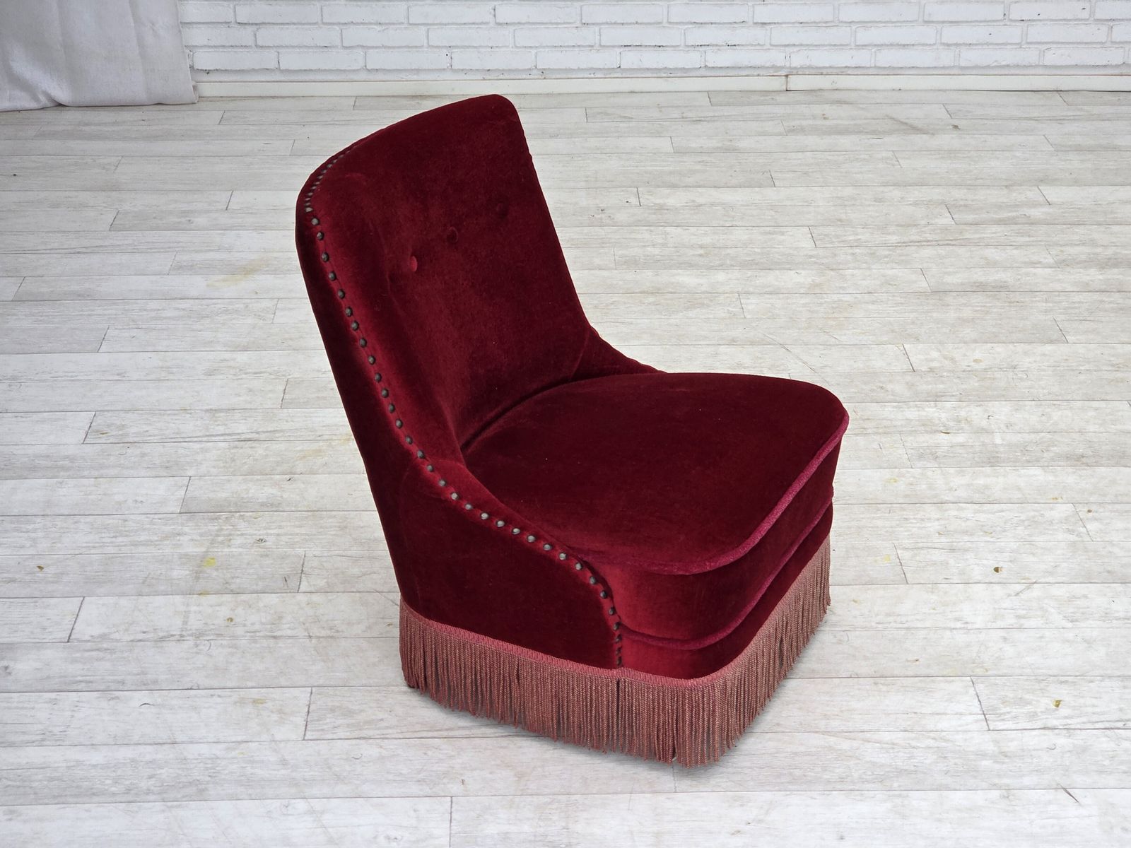 Ca. Jaren 1960, Deense Fauteuil, Rood Meubelvelours, Beukenhouten Poten. photo for sale