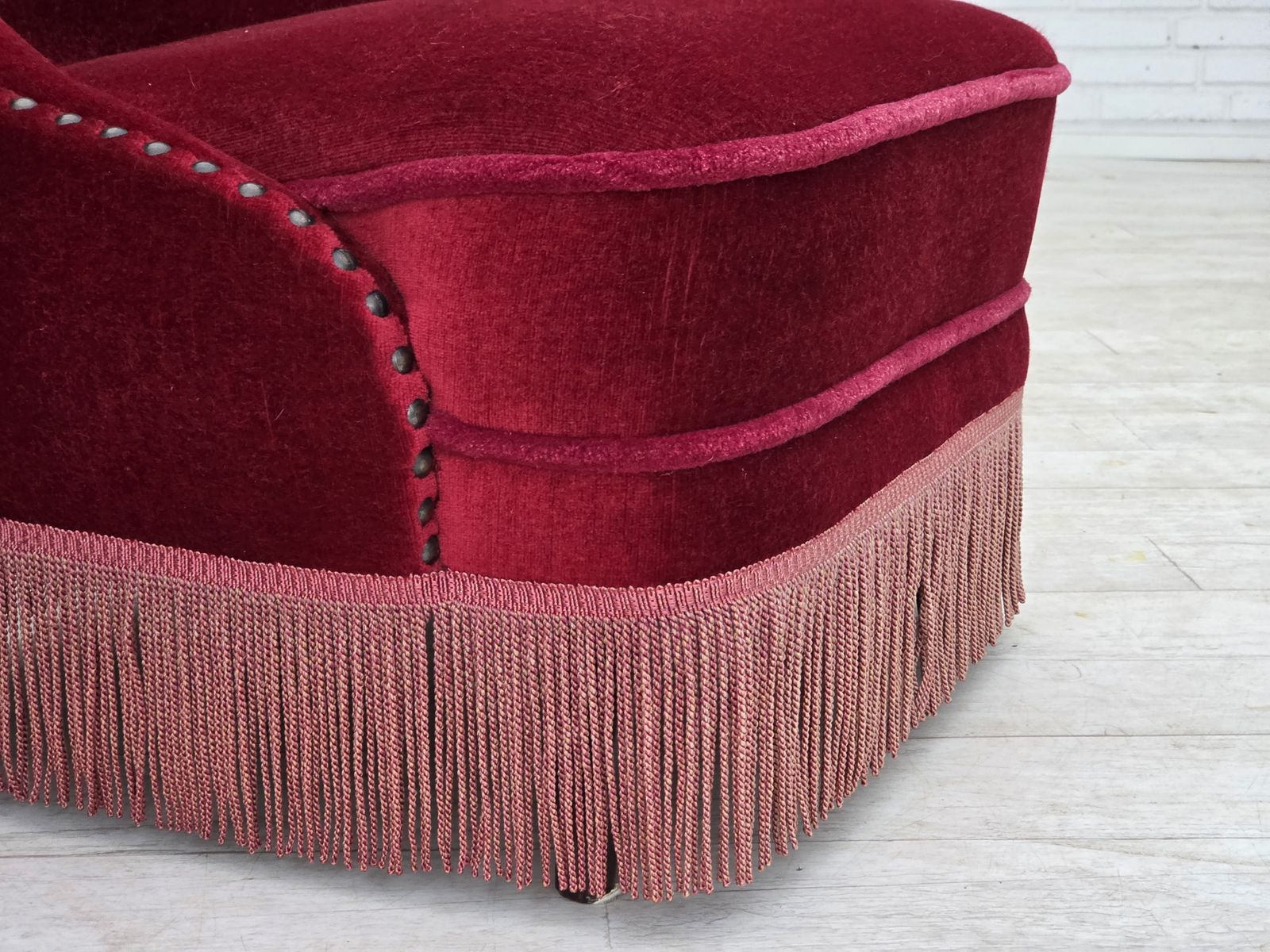 Ca. Jaren 1960, Deense Fauteuil, Rood Meubelvelours, Beukenhouten Poten. photo Meubels
