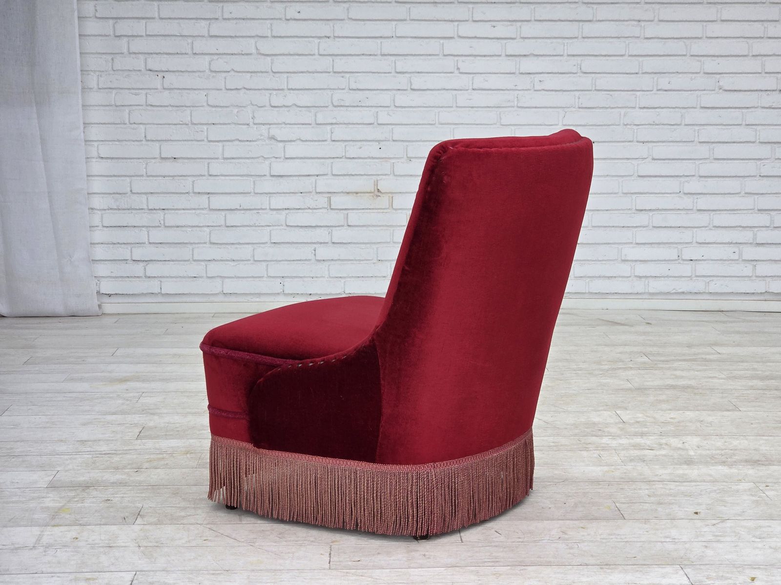 photo vinterior Ca. Jaren 1960, Deense Fauteuil, Rood Meubelvelours, Beukenhouten Poten.