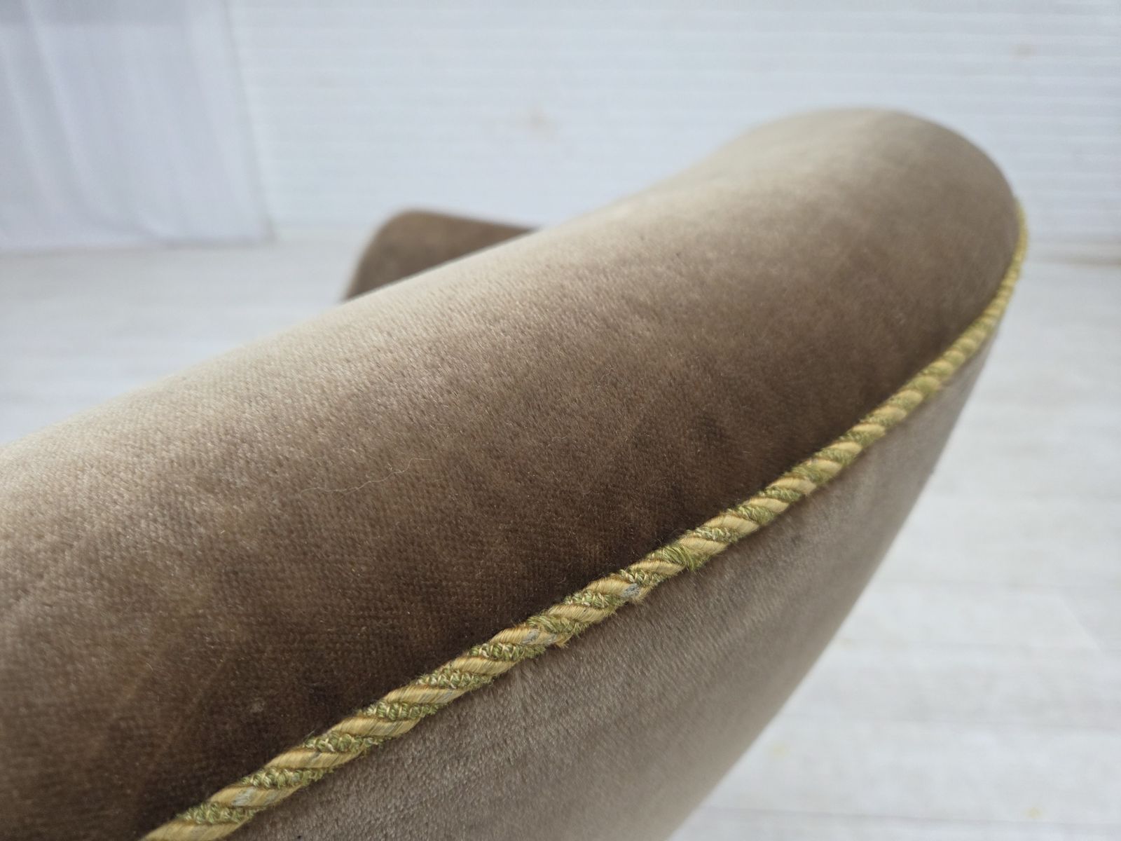 photo vintage 1960s, Danish Armchair, Original Green Furniture Velour.