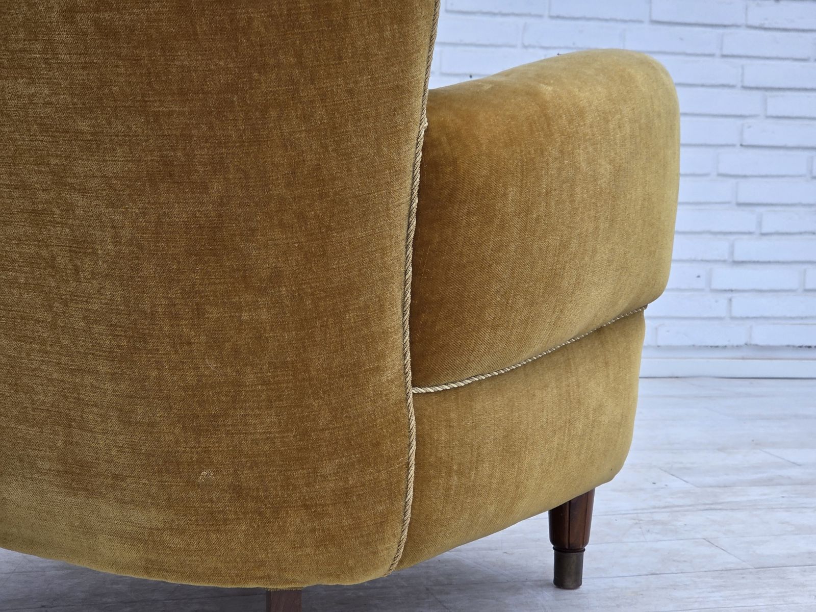 photo vinterior 1960s, Danish Relax Chair, Original Honey Yellow Furniture Velour.