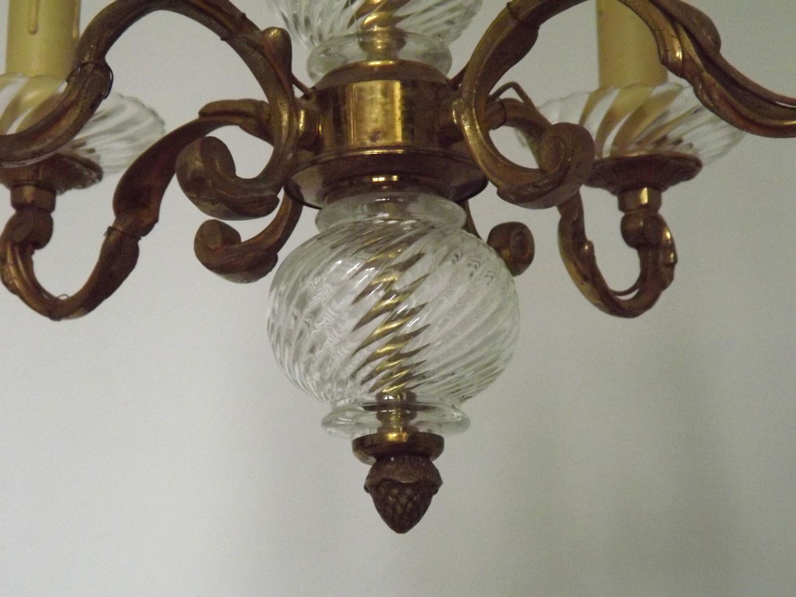 Verlichting Franse mid-century bronzen kroonluchter met geslepen glas en fleur-de-lys detail – 4 lichtpunten photo