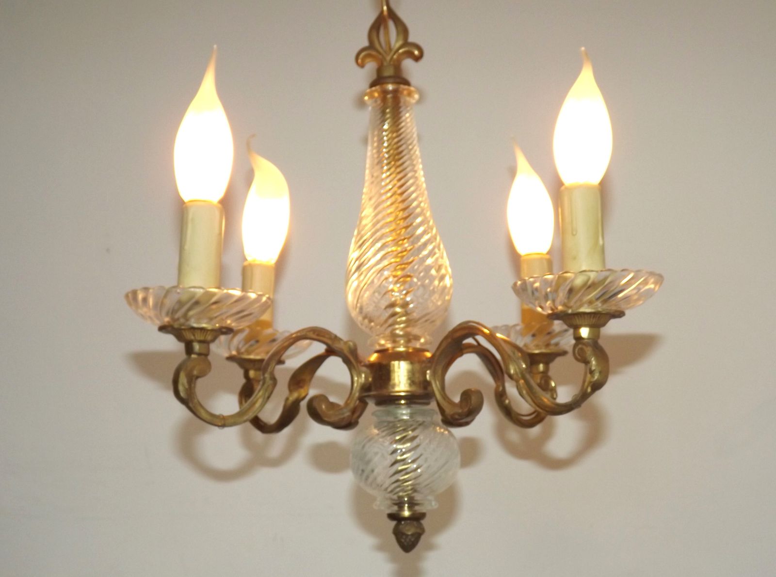 Franse mid-century bronzen kroonluchter met geslepen glas en fleur-de-lys detail – 4 lichtpunten photo 225.0