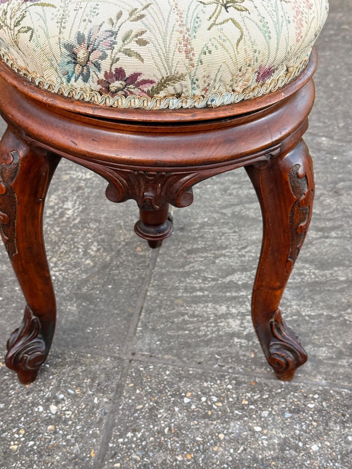 photo furniture Early 20th Century Adjustable Piano Stool – Victorian Revival Carved Walnut Seat, C.1920–30