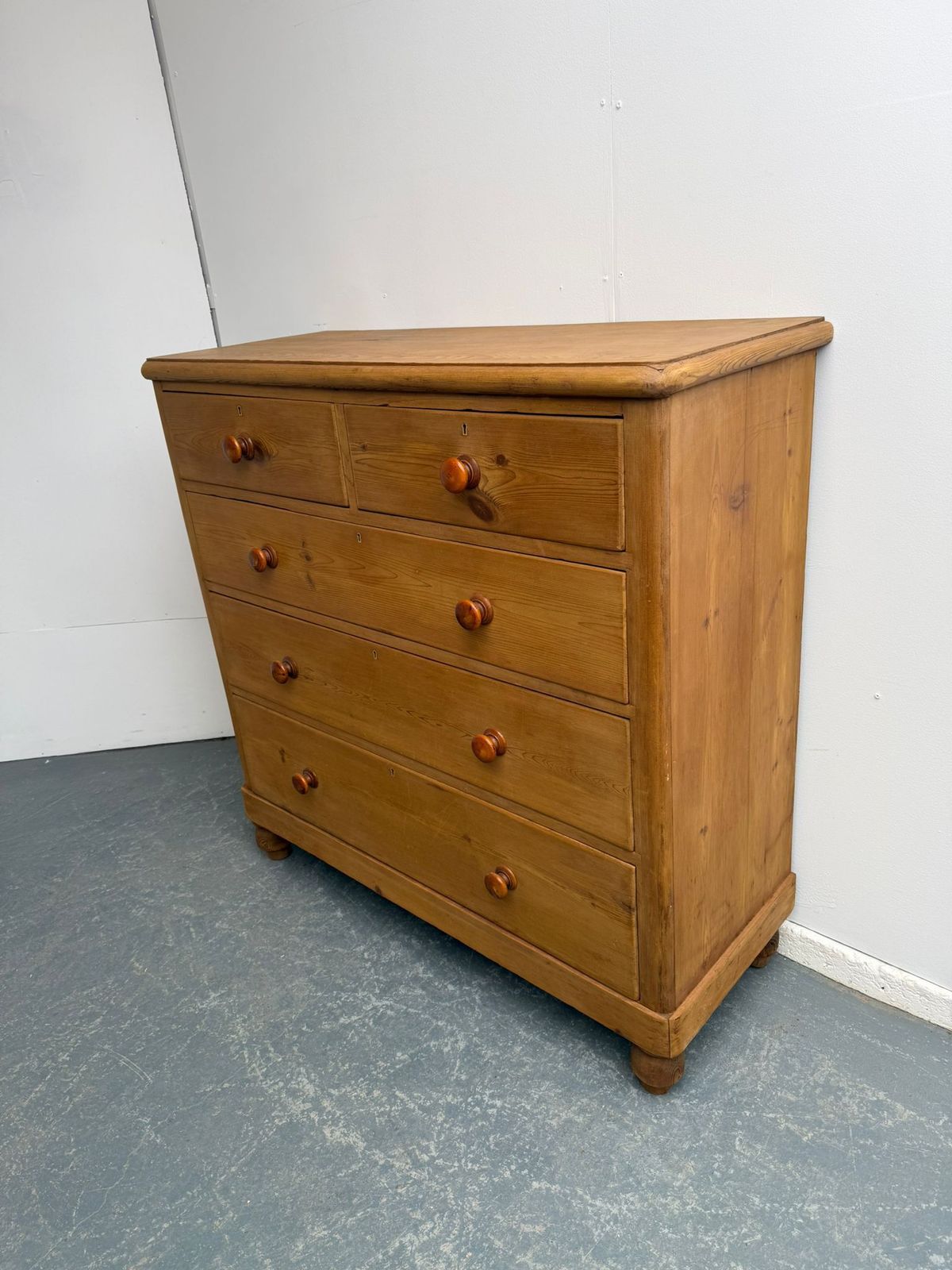 A Very Large Classic English Antique Pine 5 Drawer Waxed Chest Of Drawers
